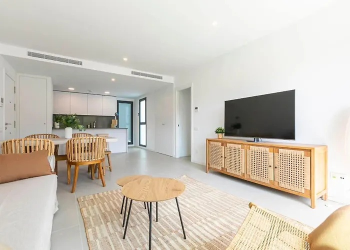 Modern 3-Bed Boho Retreat For A Stylish Escape * フエンヒロラ